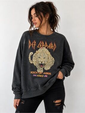 Def Leppard Unisex L Charcoal Rock of Ages 1983 Leopard Graphic Sweatshirt